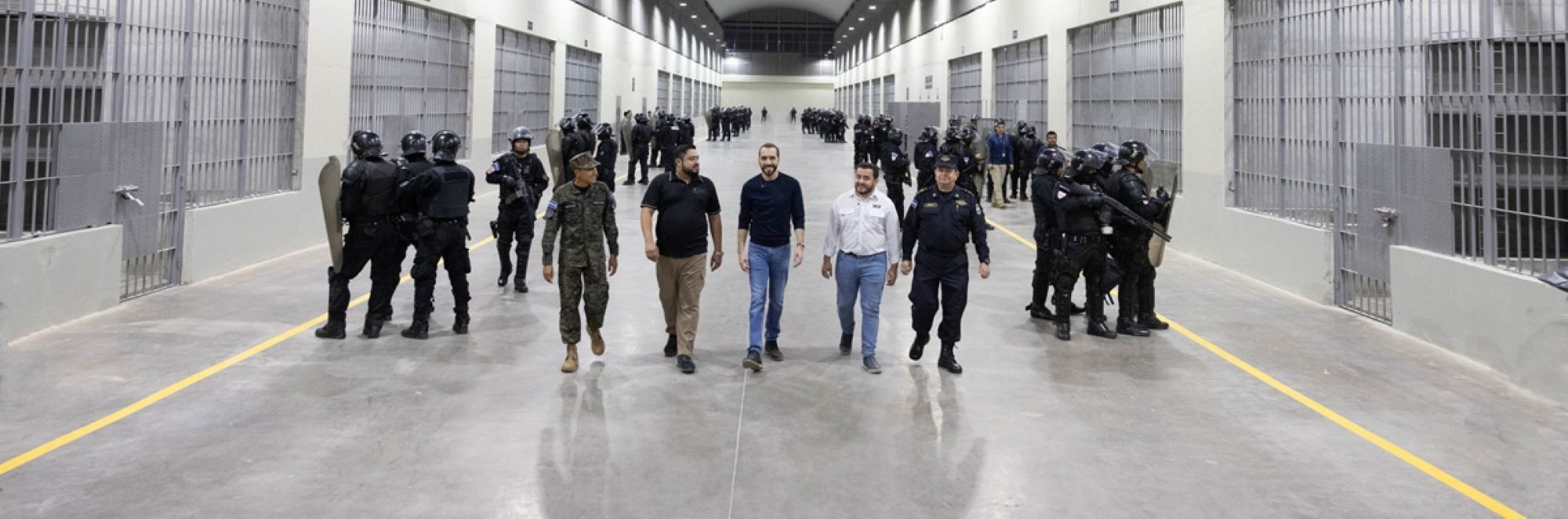 CECOT Bukele Mega Prison Start Nayib Bukele durante una visita al CECOT - Casa Presidencial