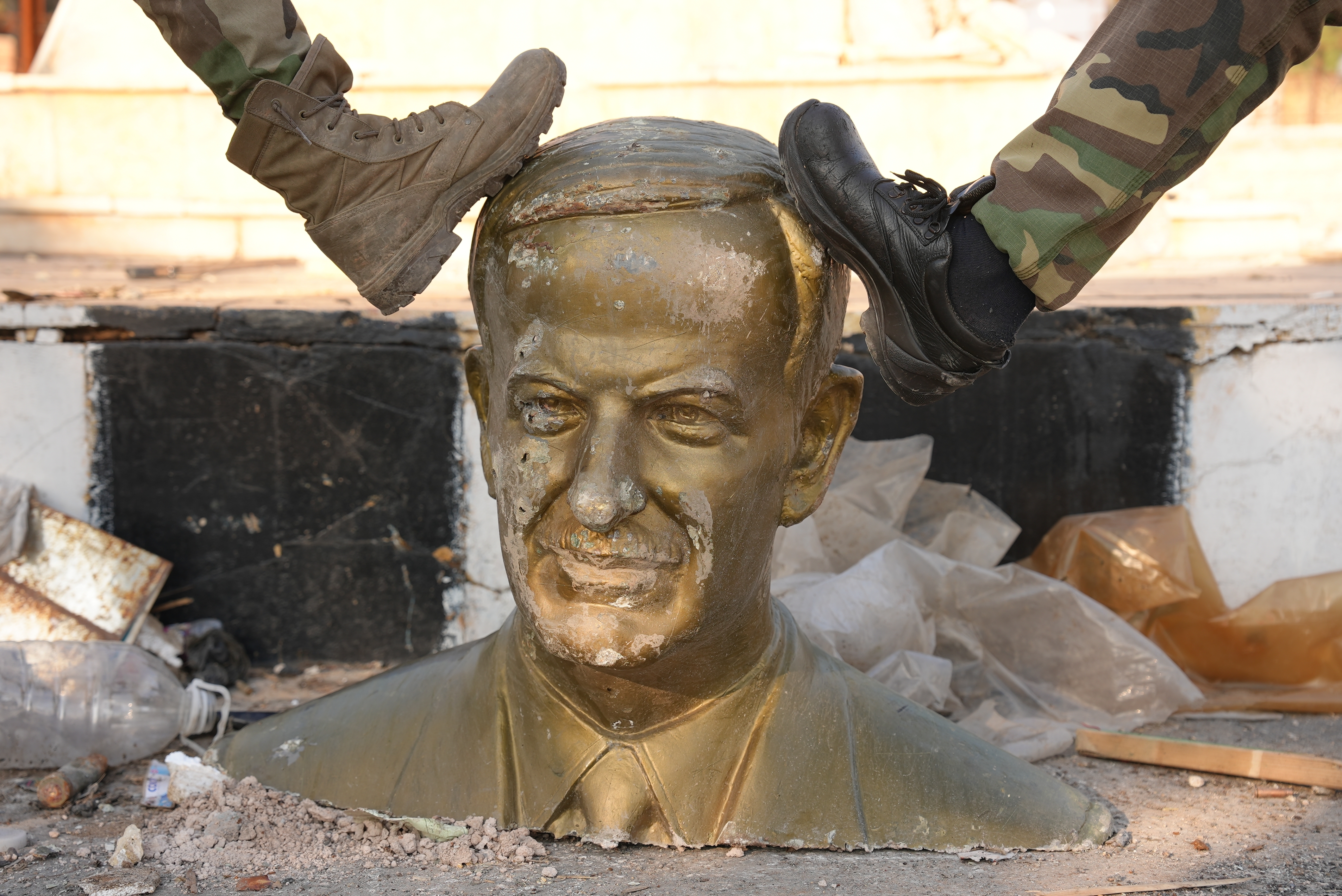 Start Victory of the Syrian revolution. Syrians destroy statues of Bashar al-Assad after he was ousted from the presidency. Syria new government will be recognised.