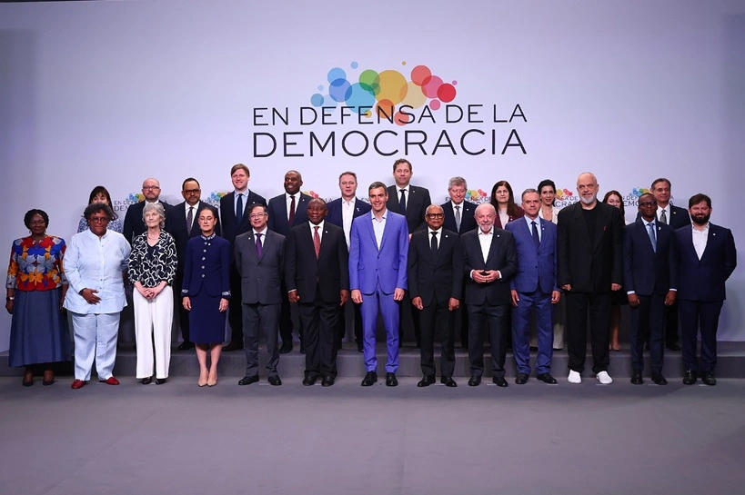 El presidente del Gobierno, Pedro Sánchez, posa con el resto de participantes en la foto de familia de la IV Reunión 'En Defensa de la Democracia'. | Pool Moncloa/Fernando Calvo. Barcelona - 18.4.2026