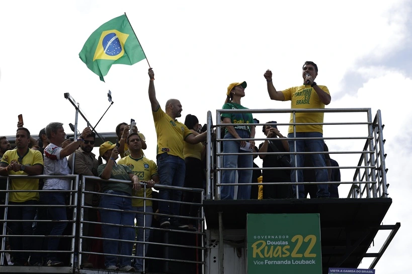 Flavio Bolsonaro brazilian senator kicks off his campaign as candidate for presidency of Brazil with supporters in Copacabana - Rio de Janeiro, Brazil 08.16.2026. Source: Shutterstock
