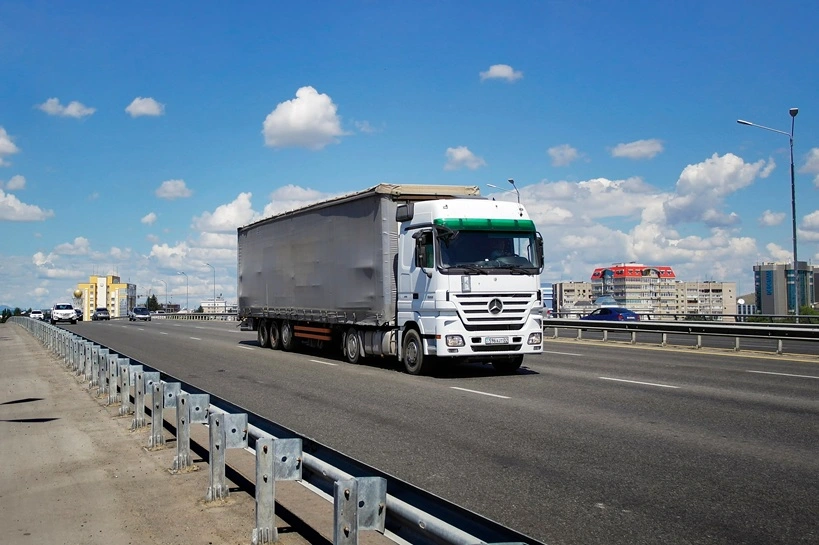 kazakhstan, Ust-Kamenogorsk, july 20, 2022: Mercedes-Benz Actros second generation (MP2, 2003–2008). European truck. Source: Shutterstock